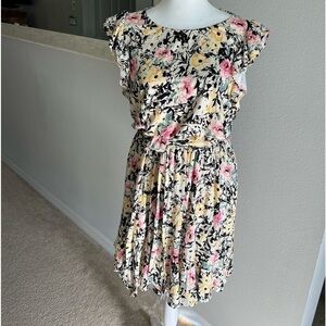 Ralph Lauren: Women Floral two tier dress with double tier flutter sleeves. Sz M